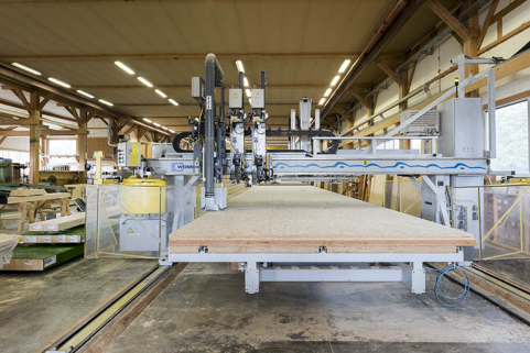 Nouveau site, atelier de fabrication : pont multifonctions à commandes numériques Weinmann WMS 150. © Région Bourgogne-Franche-Comté, Inventaire du patrimoine