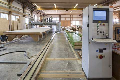 Nouveau site, atelier de fabrication : pont multifonctions à commandes numériques Weinmann WMS 150, côté pupitre de commandes. © Région Bourgogne-Franche-Comté, Inventaire du patrimoine