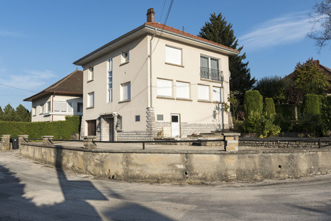 Vue d'ensemble (façades antérieure et latérale droite). © Région Bourgogne-Franche-Comté, Inventaire du patrimoine Vue d'ensemble (façades antérieure et latérale droite). © Région Bourgogne-Franche-Comté, Inventaire du patrimoine