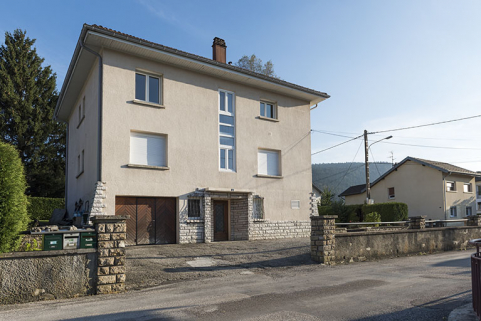 Façade antérieure, de trois quarts gauche. © Région Bourgogne-Franche-Comté, Inventaire du patrimoine Façade antérieure, de trois quarts gauche. © Région Bourgogne-Franche-Comté, Inventaire du patrimoine