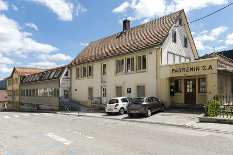 Usine : façade antérieure (rue Parrenin), de trois quarts droite. © Région Bourgogne-Franche-Comté, Inventaire du patrimoine Usine : façade antérieure (rue Parrenin), de trois quarts droite. © Région Bourgogne-Franche-Comté, Inventaire du patrimoine