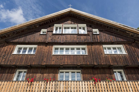 Façade antérieure, vue en contre-plongée. © Région Bourgogne-Franche-Comté, Inventaire du patrimoine Façade antérieure, vue en contre-plongée. © Région Bourgogne-Franche-Comté, Inventaire du patrimoine