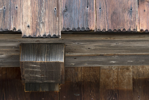 Extrémité des planches de la lambrichure. © Région Bourgogne-Franche-Comté, Inventaire du patrimoine Extrémité des planches de la lambrichure. © Région Bourgogne-Franche-Comté, Inventaire du patrimoine
