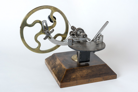 Machine à fraiser Baverel (1899). Réalisée dans la ferme et l'atelier de mécanique de précision de Francis Baverel, aux Pargots, au 13 rue des Vieux Pargots. © Région Bourgogne-Franche-Comté, Inventaire du patrimoine Machine à fraiser Baverel (1899). Réalisée dans la ferme et l'atelier de mécanique de précision de Francis Baverel, aux Pargots, au 13 rue des Vieux Pargots. © Région Bourgogne-Franche-Comté, Inventaire du patrimoine
