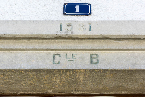 Maison : date et intiales sur le linteau de la porte de la façade latérale gauche. © Région Bourgogne-Franche-Comté, Inventaire du patrimoine Maison : date et intiales sur le linteau de la porte de la façade latérale gauche. © Région Bourgogne-Franche-Comté, Inventaire du patrimoine