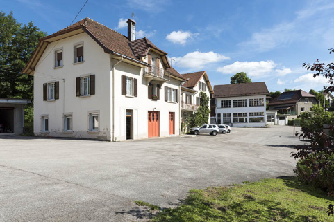 Site d'origine : logements et ancien atelier, de trois quarts gauche. Au fond : l'atelier de fabrication nord. © Région Bourgogne-Franche-Comté, Inventaire du patrimoine