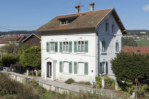 Façades antérieure et latérale droite. © Région Bourgogne-Franche-Comté, Inventaire du patrimoine Façades antérieure et latérale droite. © Région Bourgogne-Franche-Comté, Inventaire du patrimoine