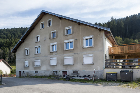Façade postérieure, de trois quarts droite. © Région Bourgogne-Franche-Comté, Inventaire du patrimoine Façade postérieure, de trois quarts droite. © Région Bourgogne-Franche-Comté, Inventaire du patrimoine