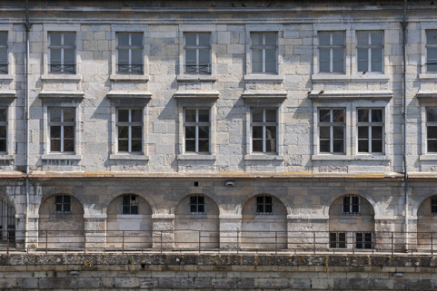 Vue rapprochée des immeubles quai Vauban depuis le quai de Strasbourg. © Région Bourgogne-Franche-Comté, Inventaire du patrimoine Vue rapprochée des immeubles quai Vauban depuis le quai de Strasbourg. © Région Bourgogne-Franche-Comté, Inventaire du patrimoine