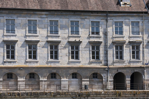 Vue rapprochée des immeubles quai Vauban depuis le quai de Strasbourg. © Région Bourgogne-Franche-Comté, Inventaire du patrimoine Vue rapprochée des immeubles quai Vauban depuis le quai de Strasbourg. © Région Bourgogne-Franche-Comté, Inventaire du patrimoine