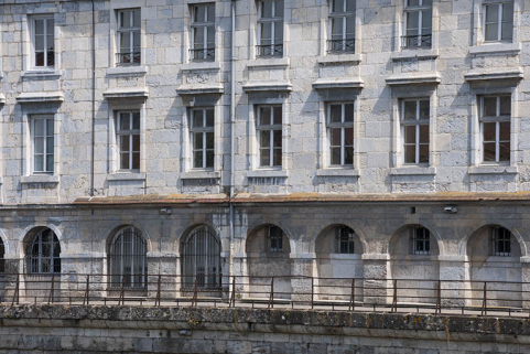 Vue rapprochée des immeubles quai Vauban depuis le quai de Strasbourg. © Région Bourgogne-Franche-Comté, Inventaire du patrimoine Vue rapprochée des immeubles quai Vauban depuis le quai de Strasbourg. © Région Bourgogne-Franche-Comté, Inventaire du patrimoine