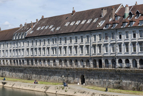 Vue d'ensemble, depuis la rive droite du Doubs en aval. © Région Bourgogne-Franche-Comté, Inventaire du patrimoine Vue d'ensemble, depuis la rive droite du Doubs en aval. © Région Bourgogne-Franche-Comté, Inventaire du patrimoine
