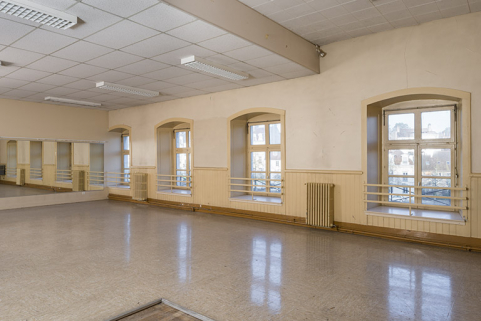 Deuxième étage, partie droite : salle de danse (salle Goudimel), avec les fenêtres côté Doubs. © Région Bourgogne-Franche-Comté, Inventaire du patrimoine Deuxième étage, partie droite : salle de danse (salle Goudimel), avec les fenêtres côté Doubs. © Région Bourgogne-Franche-Comté, Inventaire du patrimoine