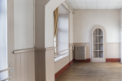 Deuxième étage, partie gauche : pièce avec niche murale (salle Saint-Saens), près ou au-dessus du passage couvert (côté place). © Région Bourgogne-Franche-Comté, Inventaire du patrimoine Deuxième étage, partie gauche : pièce avec niche murale (salle Saint-Saens), près ou au-dessus du passage couvert (côté place). © Région Bourgogne-Franche-Comté, Inventaire du patrimoine