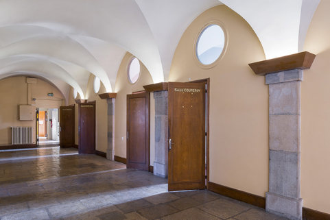 Premier étage, partie gauche : couloir central voûté et portes des salles de cours (côté place). © Région Bourgogne-Franche-Comté, Inventaire du patrimoine Premier étage, partie gauche : couloir central voûté et portes des salles de cours (côté place). © Région Bourgogne-Franche-Comté, Inventaire du patrimoine