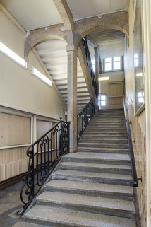 Grand escalier : vue d'ensemble au rez-de chaussée. © Région Bourgogne-Franche-Comté, Inventaire du patrimoine Grand escalier : vue d'ensemble au rez-de chaussée. © Région Bourgogne-Franche-Comté, Inventaire du patrimoine
