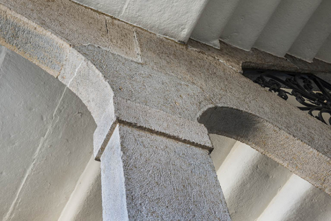 Grand escalier : partie supérieure d'un pilier rectangulaire supportant un limon et un arc. © Région Bourgogne-Franche-Comté, Inventaire du patrimoine Grand escalier : partie supérieure d'un pilier rectangulaire supportant un limon et un arc. © Région Bourgogne-Franche-Comté, Inventaire du patrimoine