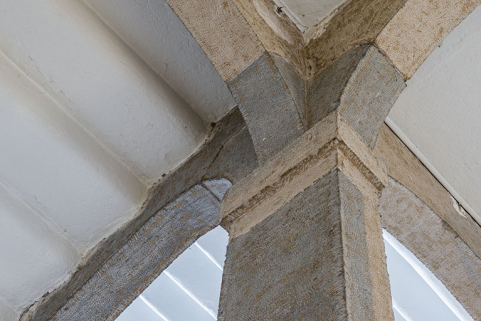 Grand escalier : partie supérieure du premier pilier rectangulaire au rez-de-chaussée, supportant un limon et trois arcs. © Région Bourgogne-Franche-Comté, Inventaire du patrimoine Grand escalier : partie supérieure du premier pilier rectangulaire au rez-de-chaussée, supportant un limon et trois arcs. © Région Bourgogne-Franche-Comté, Inventaire du patrimoine