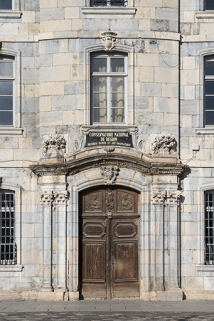 Avant-corps central : portail et fenêtre du premier étage. © Région Bourgogne-Franche-Comté, Inventaire du patrimoine Avant-corps central : portail et fenêtre du premier étage. © Région Bourgogne-Franche-Comté, Inventaire du patrimoine