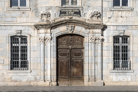 Portail et ses pilastres composites. © Région Bourgogne-Franche-Comté, Inventaire du patrimoine Portail et ses pilastres composites. © Région Bourgogne-Franche-Comté, Inventaire du patrimoine