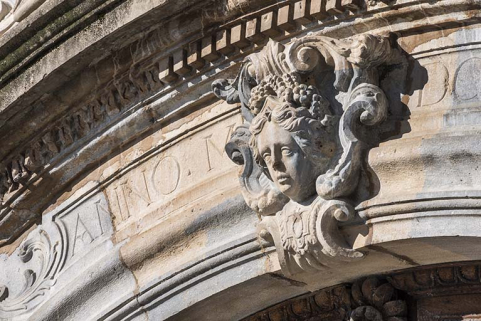 Portail : scupture de la clef de l'arc (tête de Cérès ?), de léger trois quarts. © Région Bourgogne-Franche-Comté, Inventaire du patrimoine Portail : scupture de la clef de l'arc (tête de Cérès ?), de léger trois quarts. © Région Bourgogne-Franche-Comté, Inventaire du patrimoine