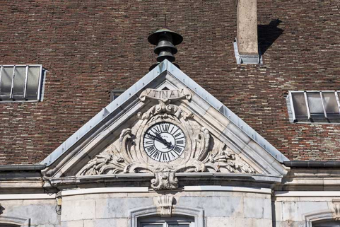 Avant-corps central : fronton. © Région Bourgogne-Franche-Comté, Inventaire du patrimoine Avant-corps central : fronton. © Région Bourgogne-Franche-Comté, Inventaire du patrimoine