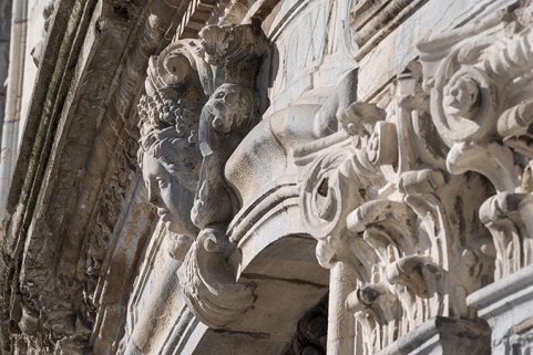 Portail : scupture de la clef de l'arc (tête de Cérès ?), de trois quarts. © Région Bourgogne-Franche-Comté, Inventaire du patrimoine Portail : scupture de la clef de l'arc (tête de Cérès ?), de trois quarts. © Région Bourgogne-Franche-Comté, Inventaire du patrimoine