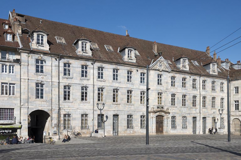 Façade antérieure, de trois quarts gauche. © Région Bourgogne-Franche-Comté, Inventaire du patrimoine Façade antérieure, de trois quarts gauche. © Région Bourgogne-Franche-Comté, Inventaire du patrimoine