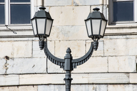 Façade antérieure : lampadaire proche du passage couvert. © Région Bourgogne-Franche-Comté, Inventaire du patrimoine Façade antérieure : lampadaire proche du passage couvert. © Région Bourgogne-Franche-Comté, Inventaire du patrimoine