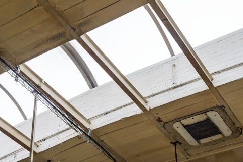 Détail du système d'éclairage zénithal (briques pleines sur ossature métallique). © Région Bourgogne-Franche-Comté, Inventaire du patrimoine Détail du système d'éclairage zénithal (briques pleines sur ossature métallique). © Région Bourgogne-Franche-Comté, Inventaire du patrimoine