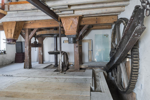 Partie sud du rez-de-chaussée : beffroi des meules et mécanisme de levage de la roue (amont). © Région Bourgogne-Franche-Comté, Inventaire du patrimoine