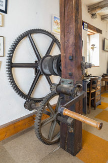 Premier étage. Détail de système de levage de la roue suspendue (amont). © Région Bourgogne-Franche-Comté, Inventaire du patrimoine