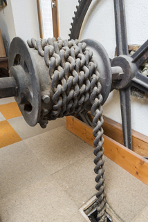 Système de levage de la roue suspendue (aval). Détail du mécanisme d'enroulement de la chaîne. © Région Bourgogne-Franche-Comté, Inventaire du patrimoine