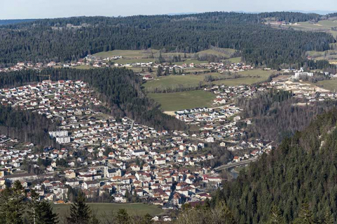 Vue d'ensemble de Villers-le-Lac, depuis le Meix Musy au sud. Le centre-ville et le Quartier neuf sont au centre de l'image. © Région Bourgogne-Franche-Comté, Inventaire du patrimoine Vue d'ensemble de Villers-le-Lac, depuis le Meix Musy au sud. Le centre-ville et le Quartier neuf sont au centre de l'image. © Région Bourgogne-Franche-Comté, Inventaire du patrimoine