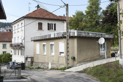 Vue d'ensemble, depuis l'est (façades antérieure et latérale droite de l'atelier). © Région Bourgogne-Franche-Comté, Inventaire du patrimoine Vue d'ensemble, depuis l'est (façades antérieure et latérale droite de l'atelier). © Région Bourgogne-Franche-Comté, Inventaire du patrimoine