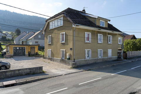 Façades antérieure et latérale gauche (garages à gauche). © Région Bourgogne-Franche-Comté, Inventaire du patrimoine
