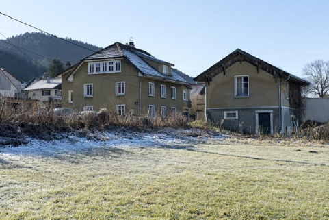 Vue d'ensemble, depuis le nord-est (maison et atelier à gauche, bûcher à droite). © Région Bourgogne-Franche-Comté, Inventaire du patrimoine
