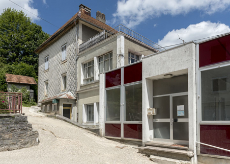 Maison et ateliers : façade antérieure, de trois quarts droite. © Région Bourgogne-Franche-Comté, Inventaire du patrimoine Maison et ateliers : façade antérieure, de trois quarts droite. © Région Bourgogne-Franche-Comté, Inventaire du patrimoine