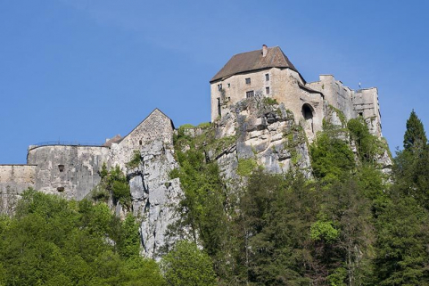 Vue sur le château depuis le village à l'est. © Région Bourgogne-Franche-Comté, Inventaire du patrimoine