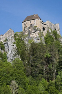 Vue sur le château depuis le village à l'est. © Région Bourgogne-Franche-Comté, Inventaire du patrimoine