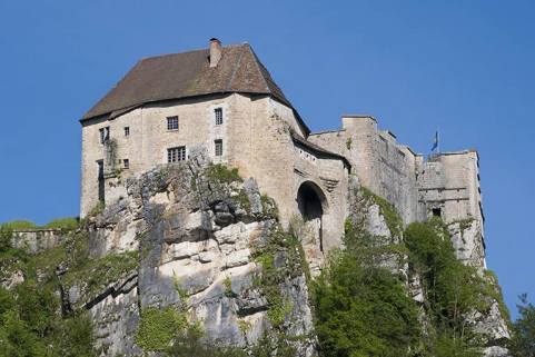 Vue sur le château depuis le village à l'est. © Région Bourgogne-Franche-Comté, Inventaire du patrimoine