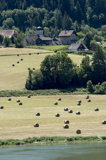 Chapelle des Bassots et balles de foin. © Région Bourgogne-Franche-Comté, Inventaire du patrimoine