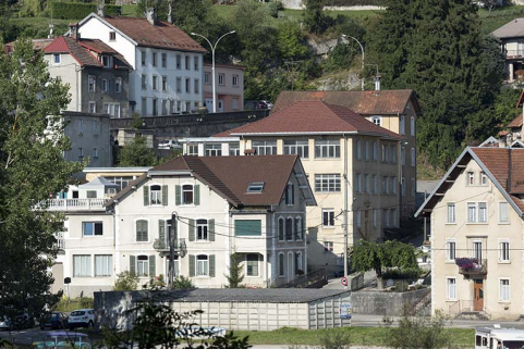 Vue d'ensemble éloignée, depuis l'est (maison au premier plan, usine à l'arrière-plan). © Région Bourgogne-Franche-Comté, Inventaire du patrimoine