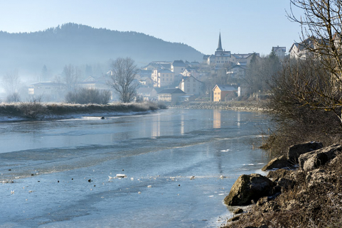 Le centre-ville, depuis le bord du Doubs gelé en aval. © Région Bourgogne-Franche-Comté, Inventaire du patrimoine Le centre-ville, depuis le bord du Doubs gelé en aval. © Région Bourgogne-Franche-Comté, Inventaire du patrimoine