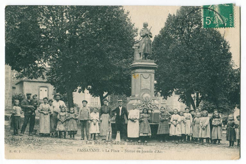 La place publique, carte postale. © Région Bourgogne-Franche-Comté, Inventaire du patrimoine