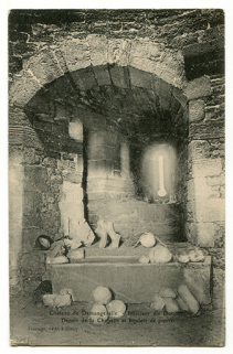 Château de Demangevelle. Intérieur du donjon. Débris de la chapelle et boulets de pierre. Carte postale.  © Région Bourgogne-Franche-Comté, Inventaire du patrimoine Château de Demangevelle. Intérieur du donjon. Débris de la chapelle et boulets de pierre. Carte postale.  © Région Bourgogne-Franche-Comté, Inventaire du patrimoine