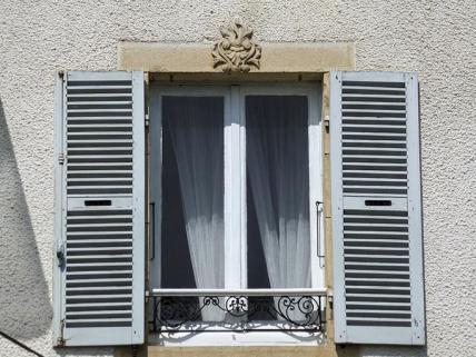 Détail d'une fenêtre du premier étage, au linteau décoré. © Région Bourgogne-Franche-Comté, Inventaire du patrimoine