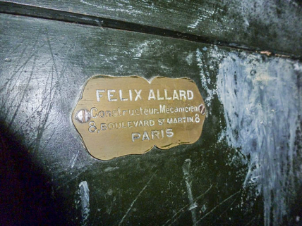 Coffre-fort : plaque du constructeur Félix Allard (8 boulevard Saint-Martin, à Paris). © Région Bourgogne-Franche-Comté, Inventaire du patrimoine