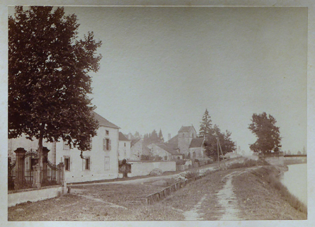 Avenue du canal et vue sur l'église non encore rénovée. Carte postale.  © Région Bourgogne-Franche-Comté, Inventaire du patrimoine Avenue du canal et vue sur l'église non encore rénovée. Carte postale.  © Région Bourgogne-Franche-Comté, Inventaire du patrimoine