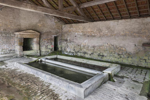 Vue sur les bassins et la fontaine en arrière plan. © Région Bourgogne-Franche-Comté, Inventaire du patrimoine